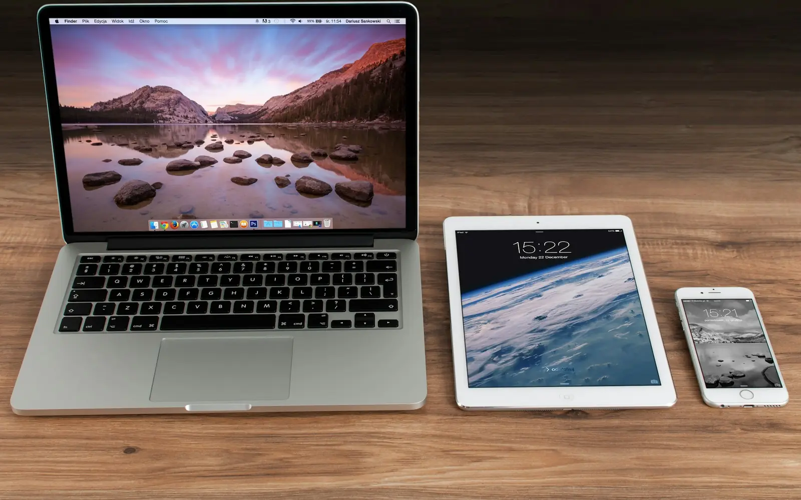 Laptop, tablet i smartfon obok siebie na drewnianym biurku