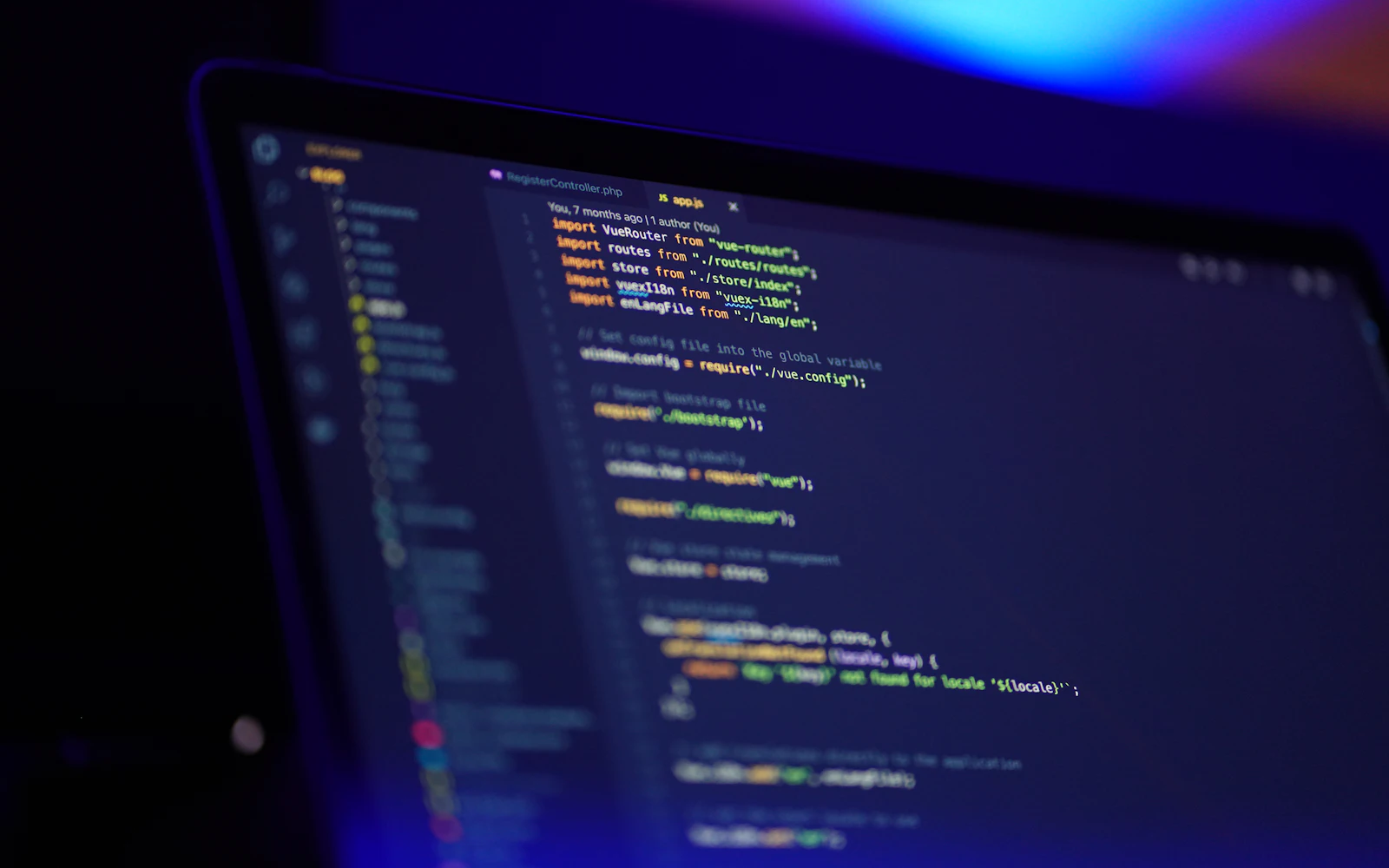 Ekran laptopa z kolorowym kodem strony internetowej w edytorze