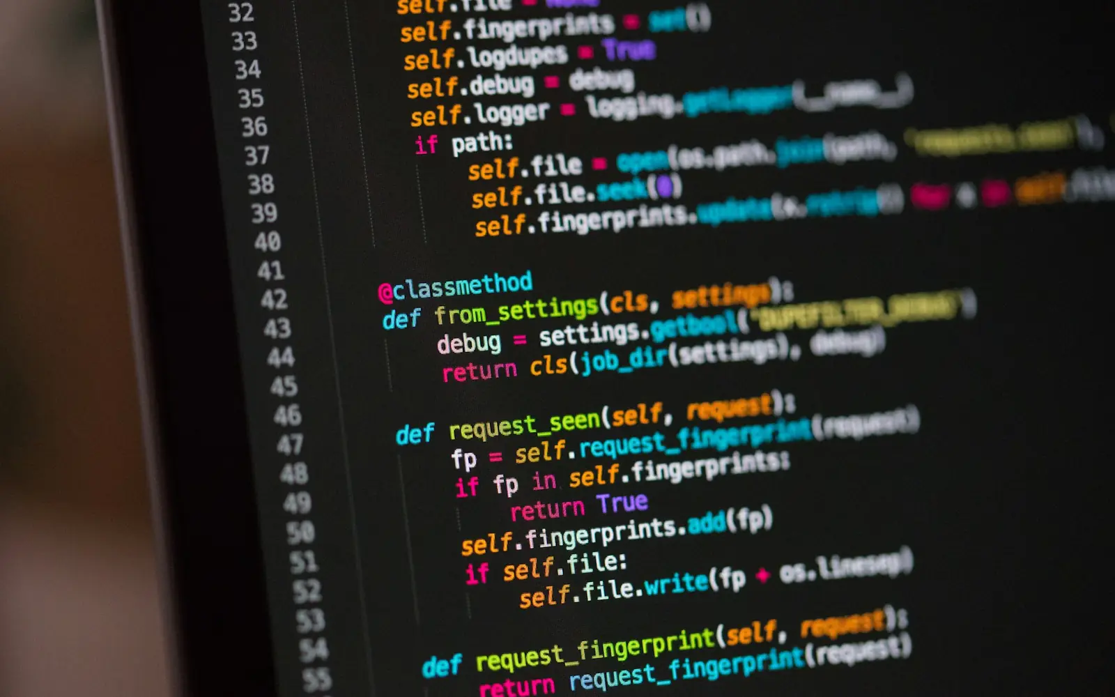 Ekran z kolorowym kodem programu w ciemnym edytorze
